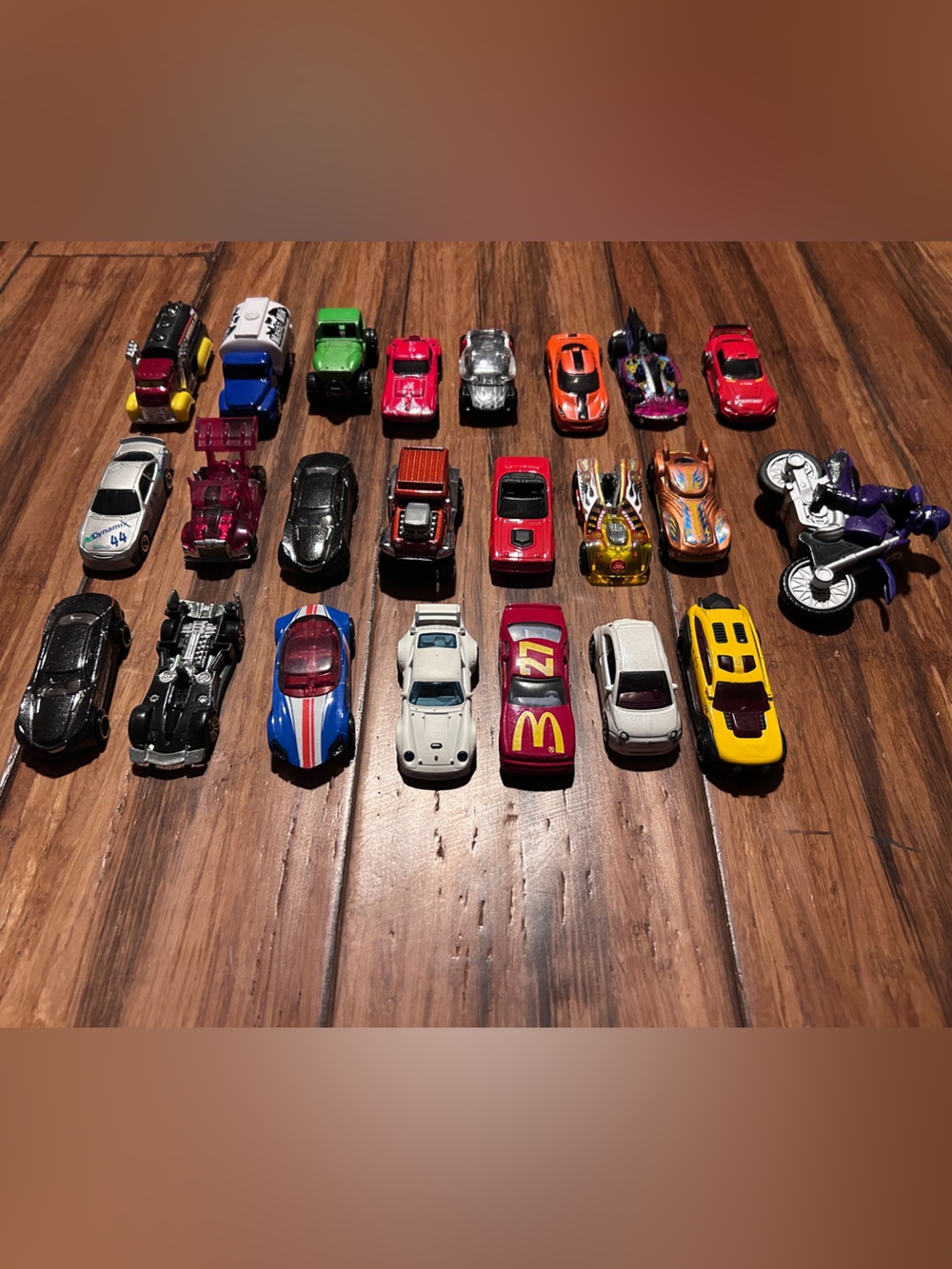 Random collection of 20 Hot Wheels, 1 Matchbox & 2 Maisto cars.